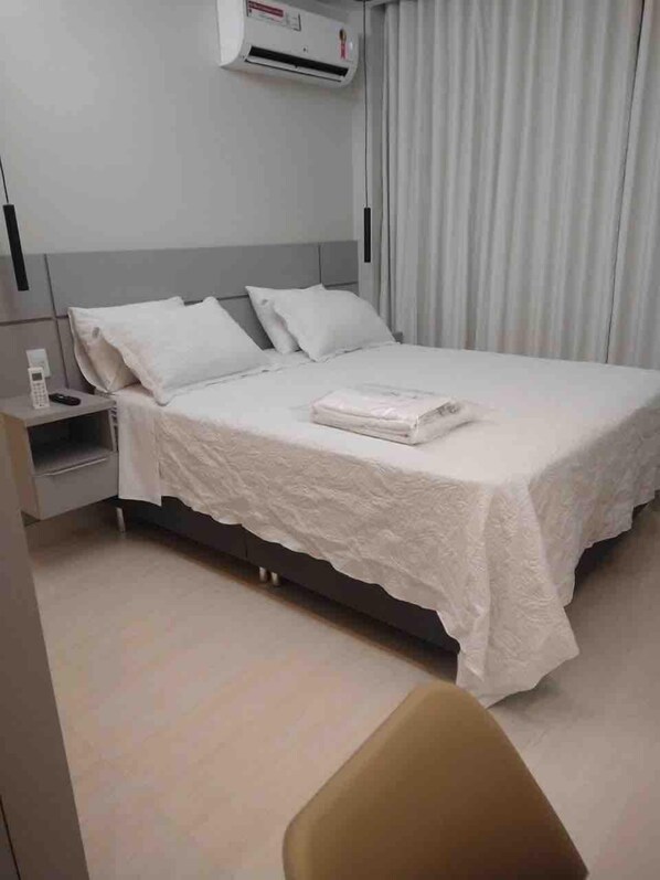 Een strijkplank/strijkijzer, beddengoed