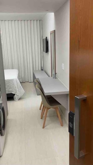 Iron/ironing board, bed sheets
