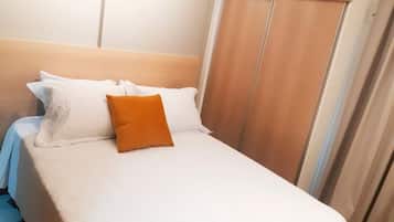 Ferros/tábuas de passar roupa, acesso à internet, roupa de cama