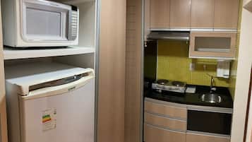 Geladeira, micro-ondas, cafeteira/chaleira