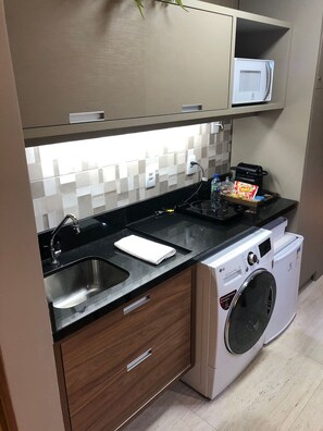 Geladeira, micro-ondas, cafeteira/chaleira