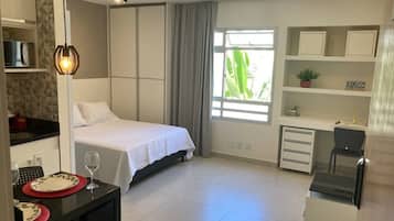 Tabla de planchar con plancha, internet y ropa de cama