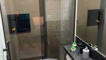 Secador de cabelo, toalhas de banho