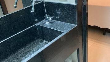 Secador de cabelo, toalhas de banho