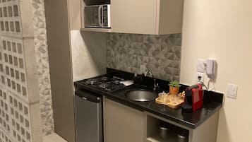 Refrigerador, microondas, cafetera/tetera, utensilios de cocina