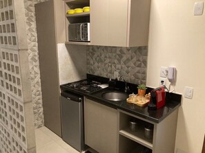 Réfrigérateur, four à micro-ondes, cafetière-théière