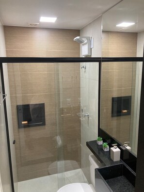 Secador de cabelo, toalhas de banho