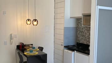 Refrigerador, microondas, cafetera y tetera y utensilios de cocina