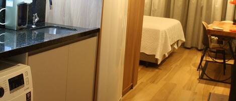 Silitysrauta/-lauta, Wi-Fi, vuodevaatteet