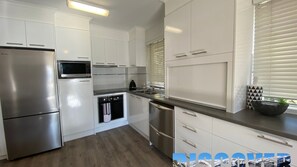 Refrigerador, microondas, horno y cafetera y tetera 