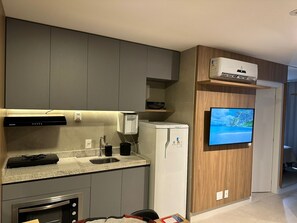 Fridge, microwave, oven, coffee/tea maker - Apartment Noroeste quadra 02/03 Easy (Brasília)