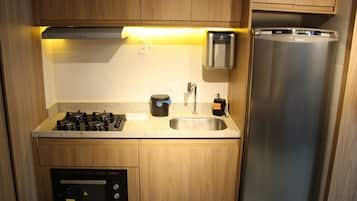 Refrigerador, microondas, cafetera y tetera y utensilios de cocina