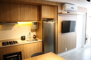 雪櫃、微波爐、咖啡機/沖茶器、廚房用具/餐具/器皿