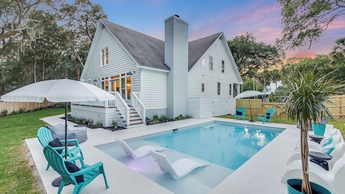 Southern Oasis by Avantstay 0.5mi Walk to the Beach, Pool, Patio, Large Yard