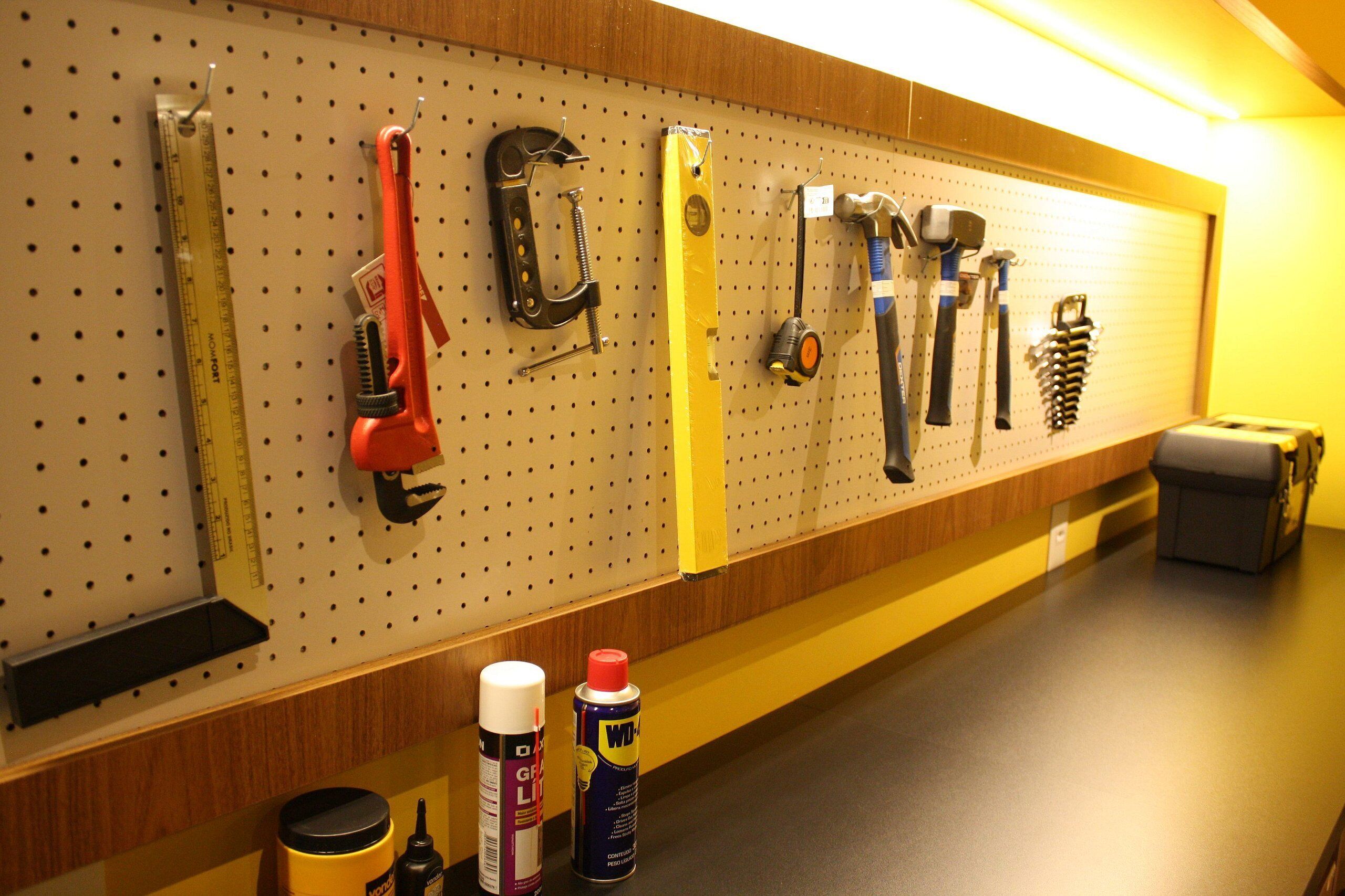 En skumtavle med forskellige værktøjer og en dåse WD-40 smøremiddel.