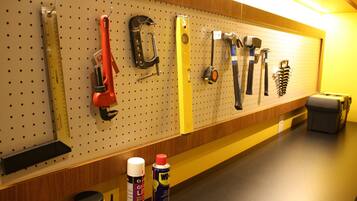 En skumtavle med forskellige værktøjer og en dåse WD-40 smøremiddel.