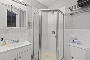 Secador de pelo, toallas, jabón y papel higiénico