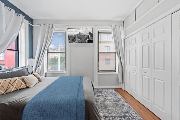 1 dormitorio, escritorio, tabla de planchar con plancha y wifi