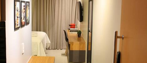 Tabla de planchar con plancha, internet y ropa de cama