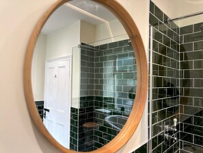 Douche, sèche-cheveux, serviettes fournies