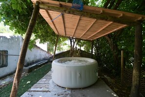 Bain à remous extérieur