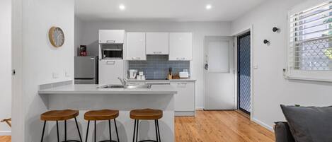 Frigorifero, microonde, forno, piano cottura