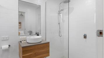 Douche, sèche-cheveux, serviettes fournies