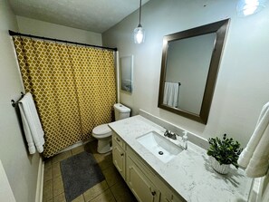 Secadora de cabello, toallas, jabón, shampoo 