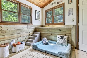 Interior - RiverFront Retreat/Fenced/LOVEDogsStayForFree/KingBeds/Sauna+SteamShower (Ellijay)