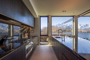 Geladeira, micro-ondas, fogão, cooktop