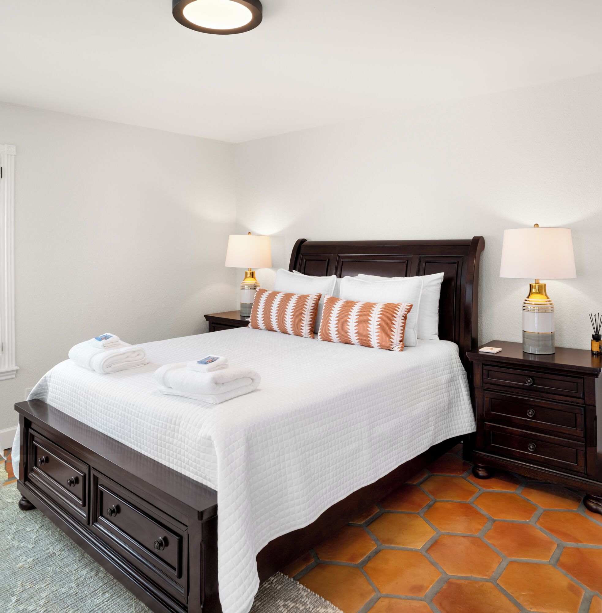 3 habitaciones, escritorio, tabla de planchar con plancha y wifi gratis 