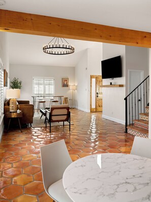 Dining - ๐ The Sun City Suite I Rim-University + Downtown ๐ (El Paso)