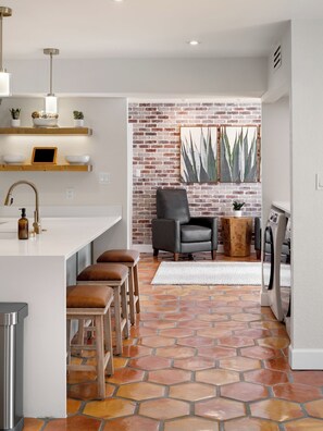 Interior - ๐ The Sun City Suite I Rim-University + Downtown ๐ (El Paso)