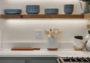 Kylskåp, mikrovågsugn, ugn och spishäll