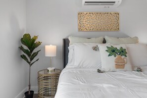 2 habitaciones, tabla de planchar con plancha, wifi y ropa de cama 