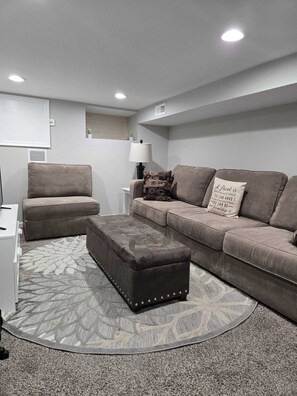 Smart TV, books - ChateauBmore - Charming 2-bedroom townhome in Baltimore with WiFi and AC (Baltimore)