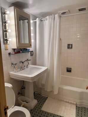 Secador de cabelo, toalhas de banho, sabonete, shampoo