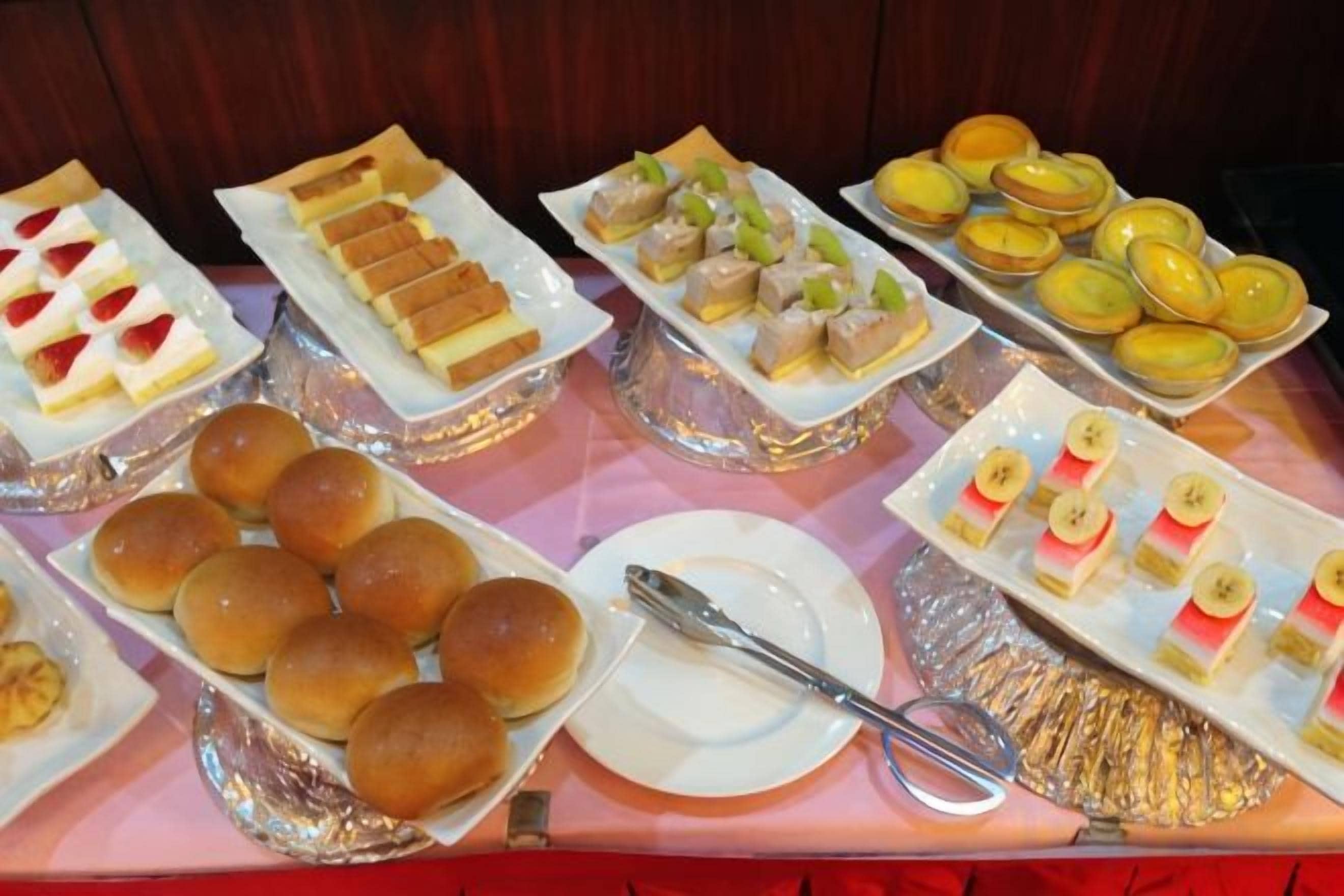 Un tavolo per buffet con diversi cibi e utensili.