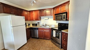 Kjøleskap, mikrobølgeovn, ovn og kokeplater