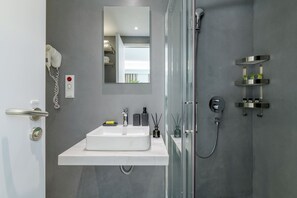 Een douche, een regendouche, designer toiletartikelen, een haardroger