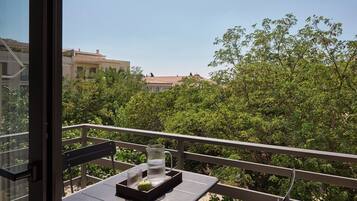 Momo Suites, Acropolis by Aura Homes A | Balkon