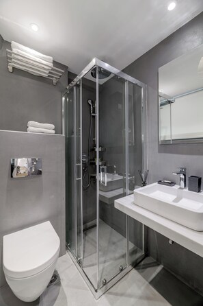 Momo Suites, Acropolis by Aura Homes B | Bathroom | Shower, rainfall showerhead, designer toiletries, hair dryer - Momo Suites Acropolis by Aura Homes (Athens)