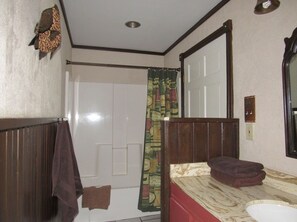 Towels, soap, shampoo, toilet paper - Cozy Lakeside Cabin, Mannford (Mannford)