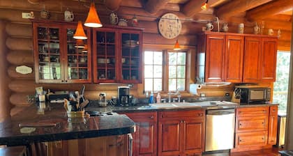 B&B Ranch is a cozy cabin with mountain views , perfect for rest and have fun.
