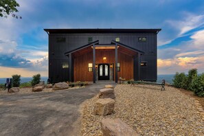 House (5 Bedrooms) | Interior - Skyline Sanctuary by Avantstay Indoor Pool, Game Room, Firepit, Mountain Views, Luxe Design (Sevierville)