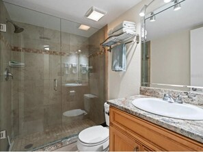 Doccia, asciugacapelli, asciugamani, sapone