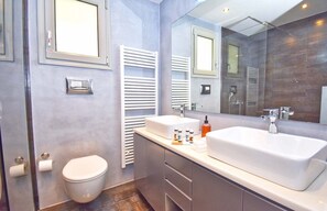 Een douche, handdoeken, zeep, shampoo