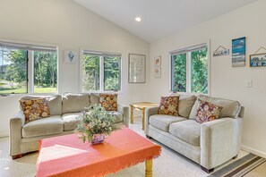 TV - Lake Champlain Retreat w/ Grill, Fire Pit! (Chazy)