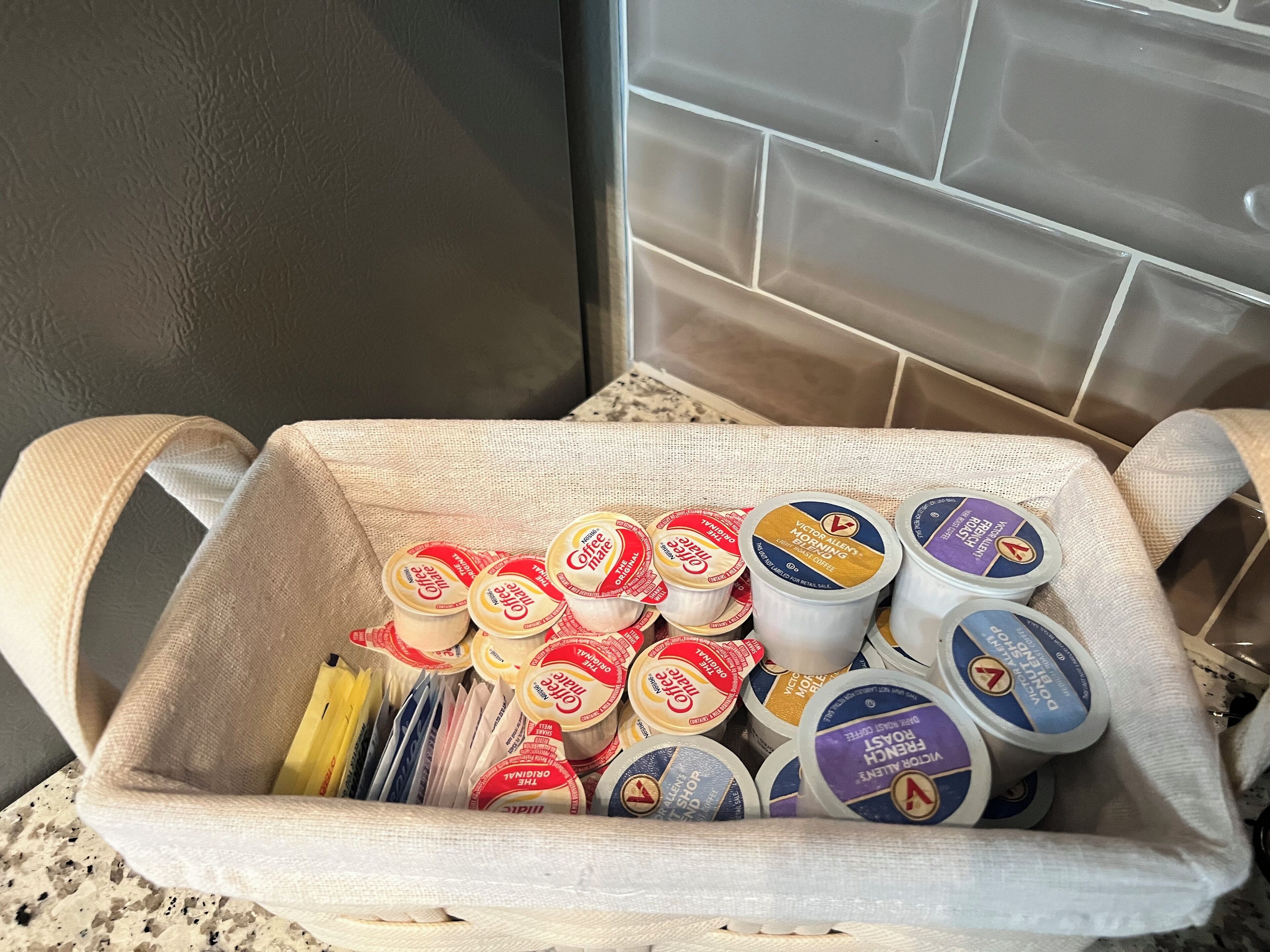 Een opbergbox gevuld met verschillende koffieproducten.