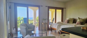 Charming, bright studio apt. with view of the Caribbean Sea, 1-2 guests